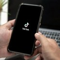 FT: Lastnik Politica in Telegrapha predlagal nakup evropskega dela TikToka poslovni