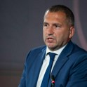 Črnčec je šel s SDH, išče se naslednik. SDH pa njegovih tožb ne bo umaknil. Kdo služi? poslovni