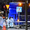 V Stockholmu trije mrtvi, potem ko je avtobus zapeljal v čakajoče na postaji