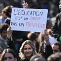 Dijaki v Franciji napovedujejo nove množične demonstracije. Vlada obljublja dodatne učitelje.