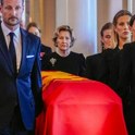 Med slovesom od kralja političarka poskrbela za škandal