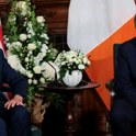 Trump med obiskom v Dublinu presenetil s podporo združitvi Irske