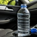 STE ODPRTO PLASTENKO PUSTILI V AVTU ALI TORBI? Zdravnik pojasnjuje, kdaj vode ni več priporočljivo piti