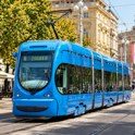 "UMIRALI SMO OD SMEHA": Poglejte, kaj je počel potnik v zagrebškem tramvaju (VIDEO)