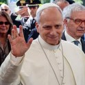 Papež Leon XIV. uspešno prestal operacijo pljuč. Odkrili so mu raka.