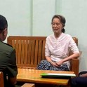 Nekdanjo mjanmarsko voditeljico Aung San Su Či iz zapora premestili v hišni pripor